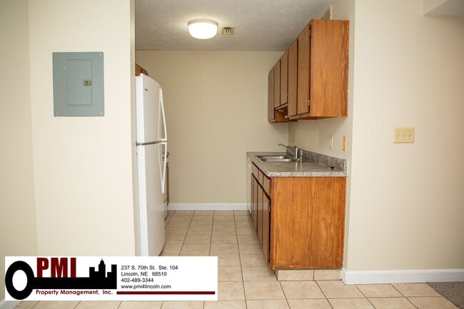 Building Photo - 3 Bedroom and 1.5 bathroom Duplex for Rent