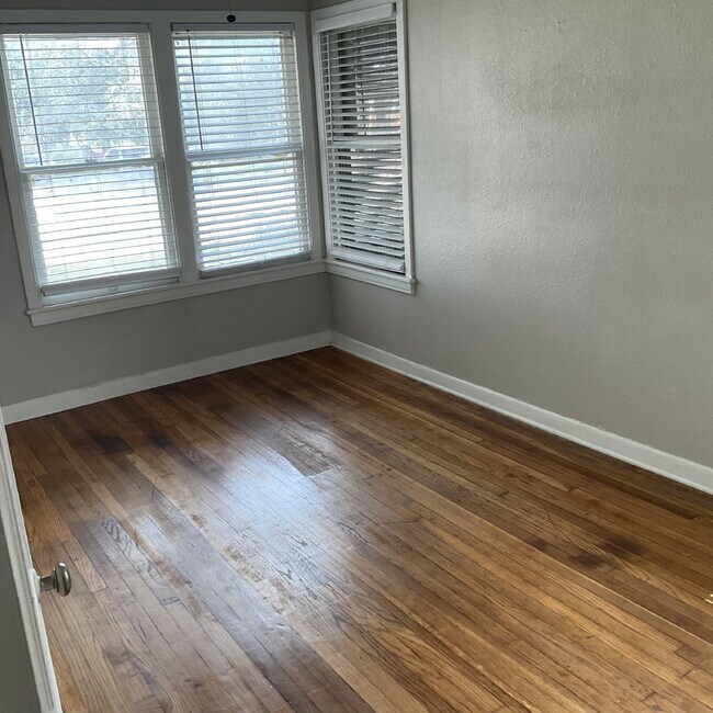 Building Photo - One Bed/One Bath Close to Woodlawn Lake Park