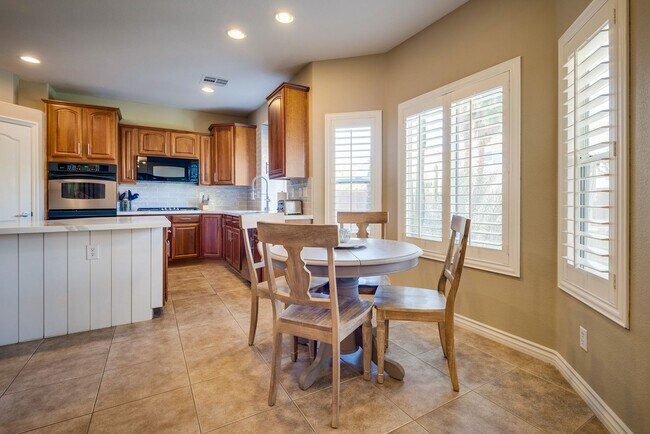 Building Photo - Gated single family home with 4 bed 3 bath...