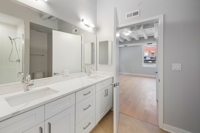 Building Photo - 4637 N Ashland Ave