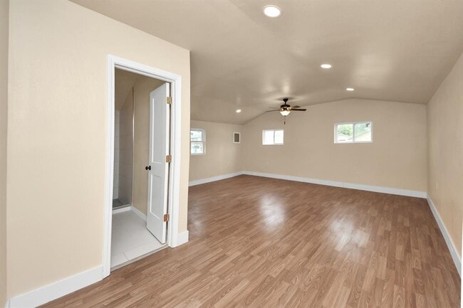 Building Photo - 501 Schilling Ave