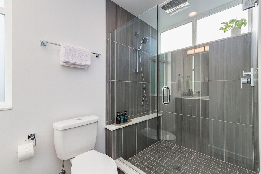 Building Photo - 762 Belmont Pl E