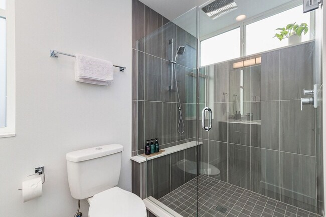 Building Photo - 1002 Boylston Ave E