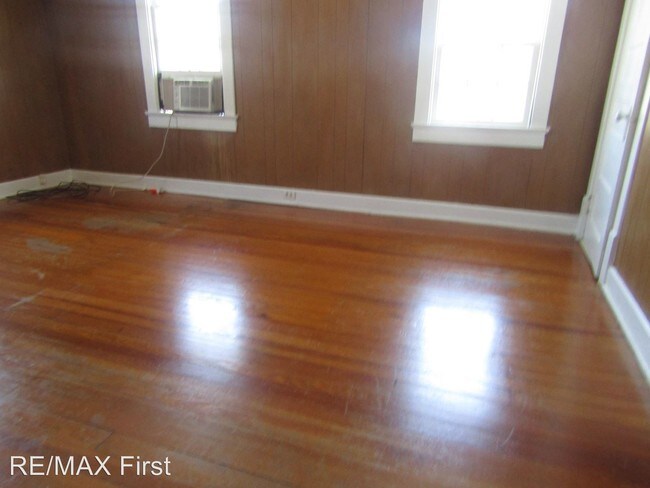 Building Photo - 2 br, 1 bath House - 303 N. Houston St.