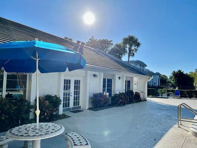 Building Photo - 721 N Pine Island Rd