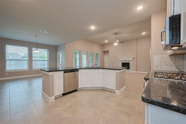 Building Photo - 5511 Highland Dr