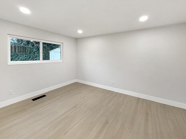 Building Photo - 1158 Jensen Cir