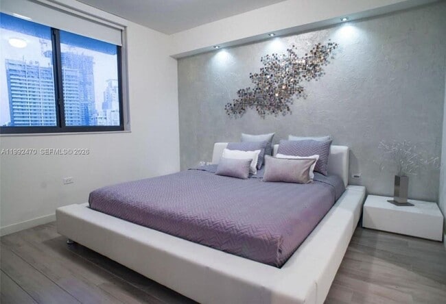 Building Photo - 999 SW 1st Ave