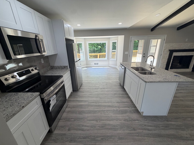 Building Photo - Room in House on Heritage Hills Cir