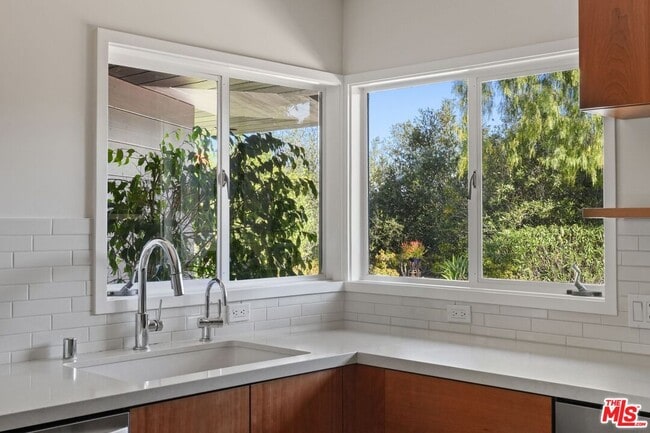 Building Photo - 21277 Entrada Rd