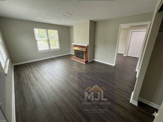 Building Photo - Renovated 2 Bedroom / 1 Bath Apartment W/ 1 Car Garage