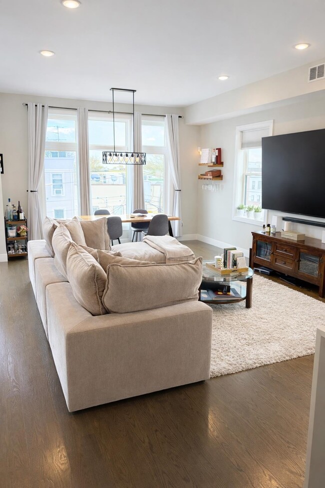 Building Photo - 192 Congress St