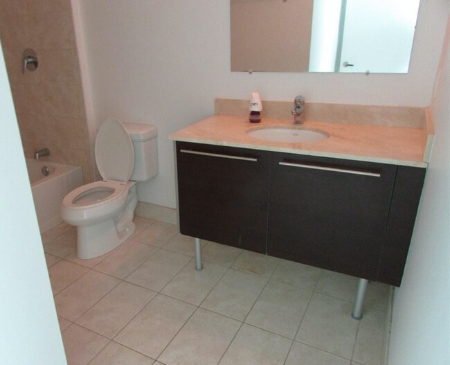 Bathroom/ Bathtub - 1900 N Bayshore Dr