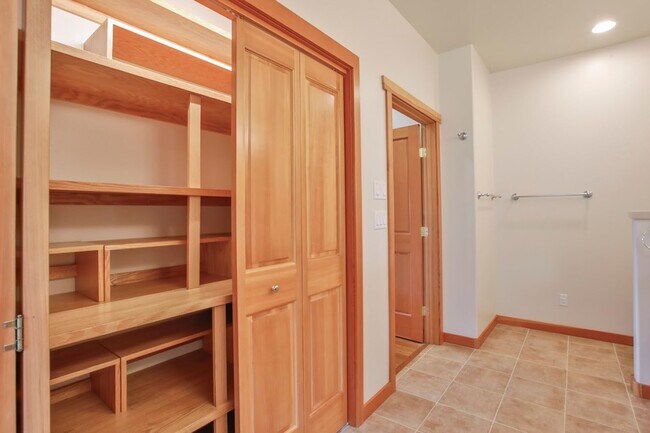 Building Photo - Country Home on Acreage and Pet Friendly!