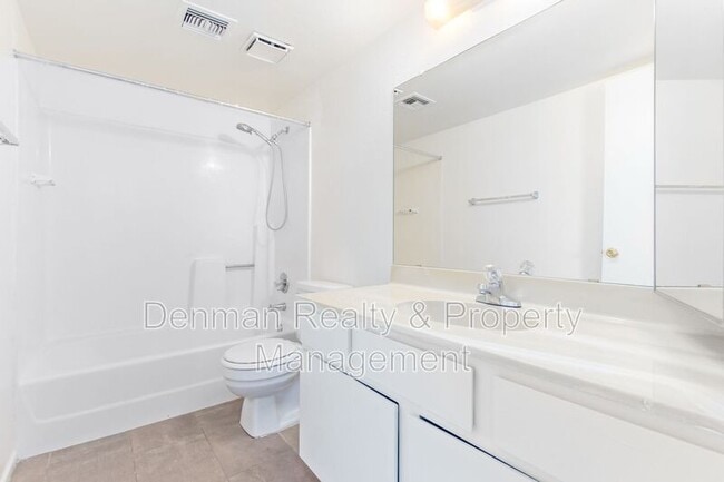 Building Photo - 415 N 64th Pl