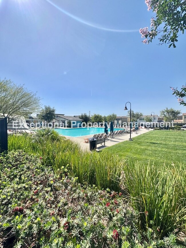 Building Photo - Ready to move in 3 bed 3 bath home!