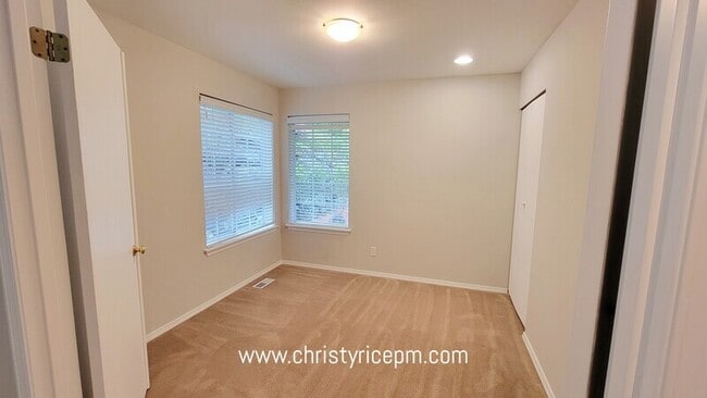 Building Photo - 9205 NE 128th Ln