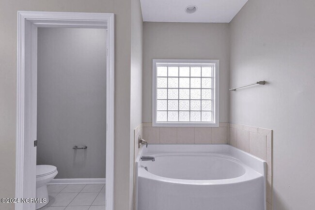 Building Photo - 402 Derrick Dr