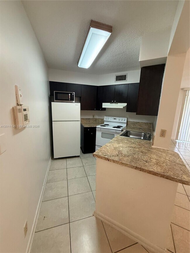Building Photo - 210 Lake Pointe Dr