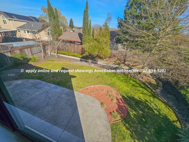 Building Photo - Newly Updated - New Appliances, Flooring, ...