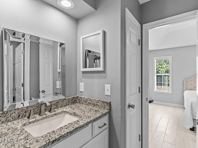 Building Photo - 11 Court 8 NW Dr