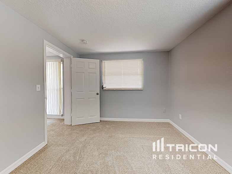 Building Photo - 2160 Alemanda Dr