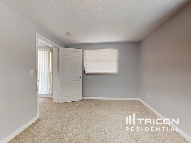 Building Photo - 2160 Alemanda Dr