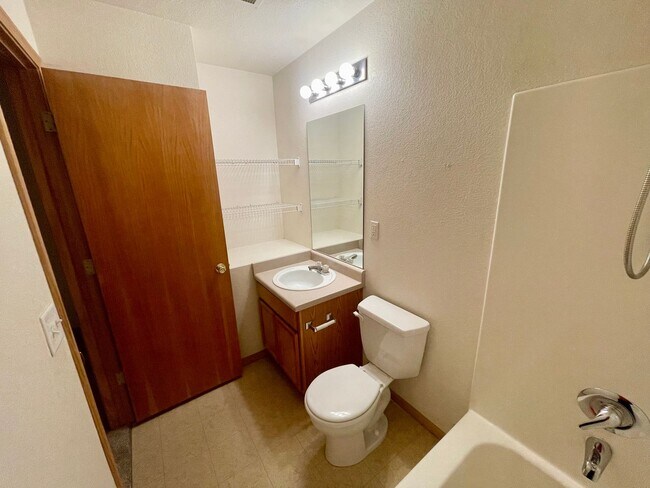 Building Photo - 2 Bed, 2 Bath Condo Near CSU!