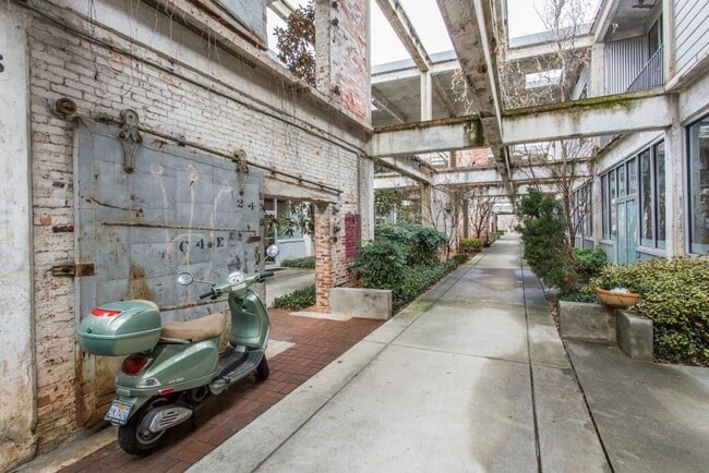 Building Photo - 659 Auburn Ave NE