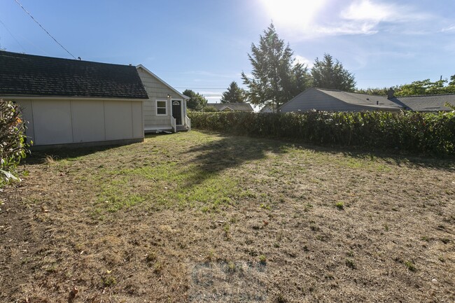 Building Photo - Charming 2 Bedroom Home Available in Woodstock Neighborhood!