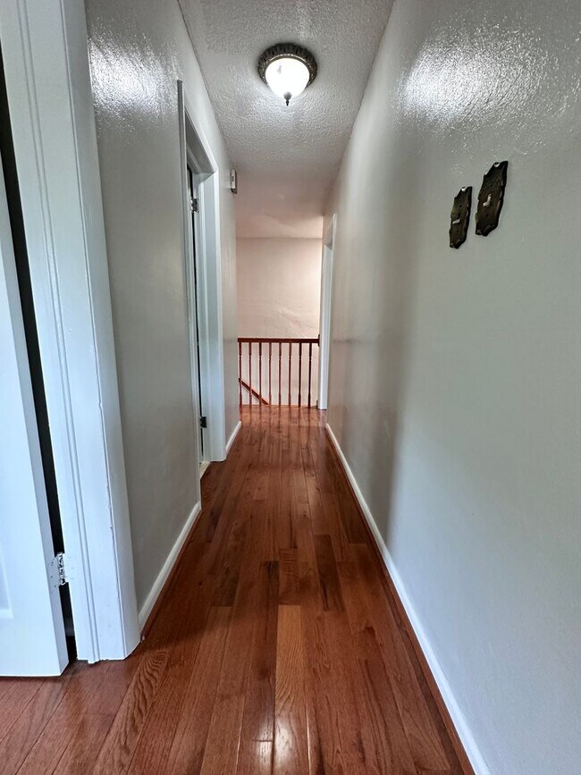 Building Photo - Pembroke Manor-4 bedroom 2.5 bath Single f...