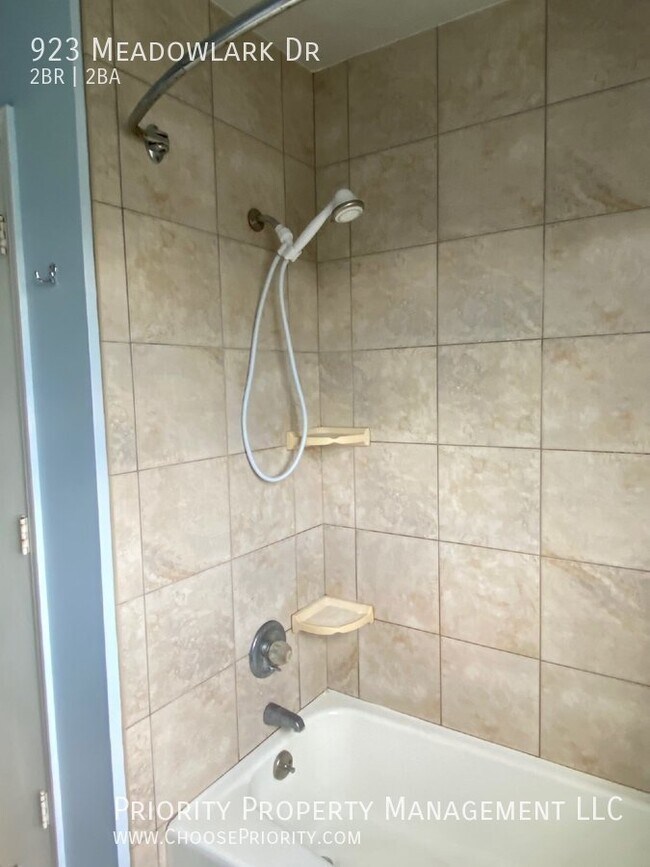 Building Photo - 923 Meadowlark Dr