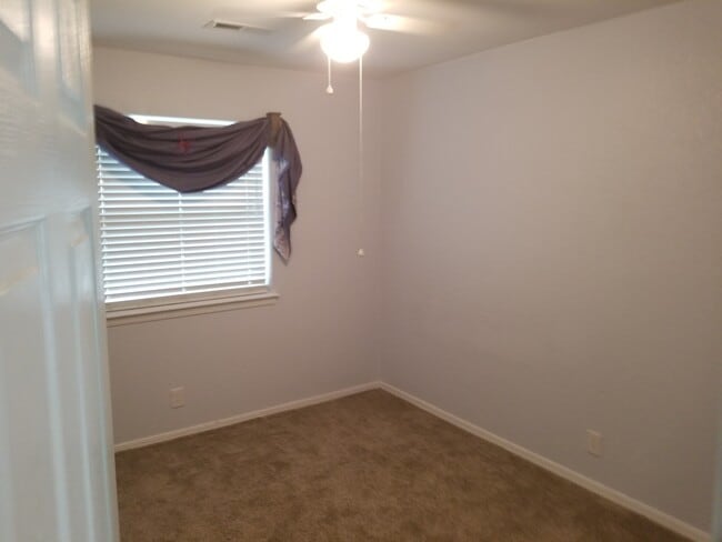 Building Photo - Updated 3 Bed 1 Bath House