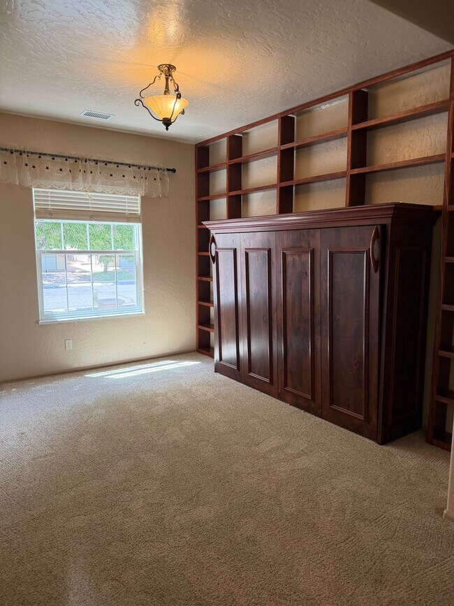 Building Photo - 1825 Venetian Dr