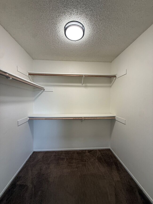 Building Photo - Quail Meadows Upstairs Condo