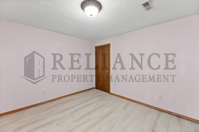 Building Photo - 510 N Parkridge St
