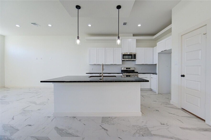 Building Photo - 2919 El Fenice Ln