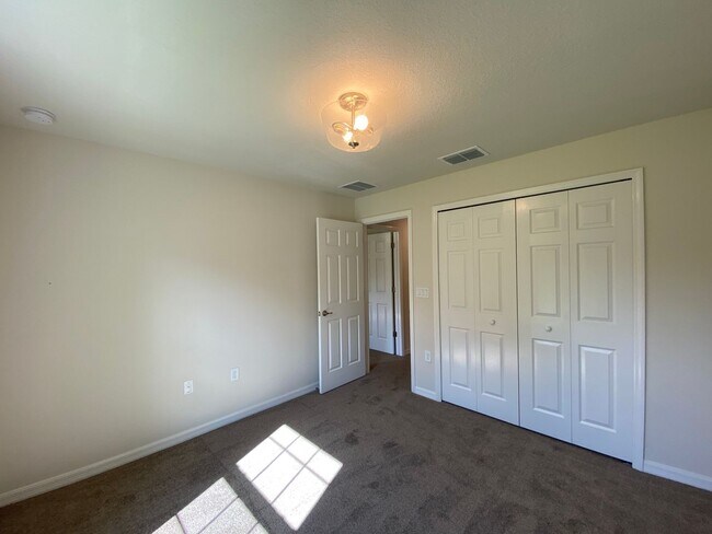 Building Photo - Great new rent on 4/2! Desirable SW Ocala Neighborhood 4/2/2 *WON'T LAST*