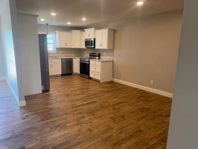 Building Photo - 424/426 E. Deerwood Dr