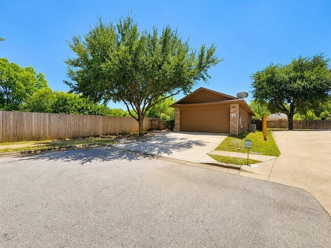 Building Photo - 3101 Barksdale Dr