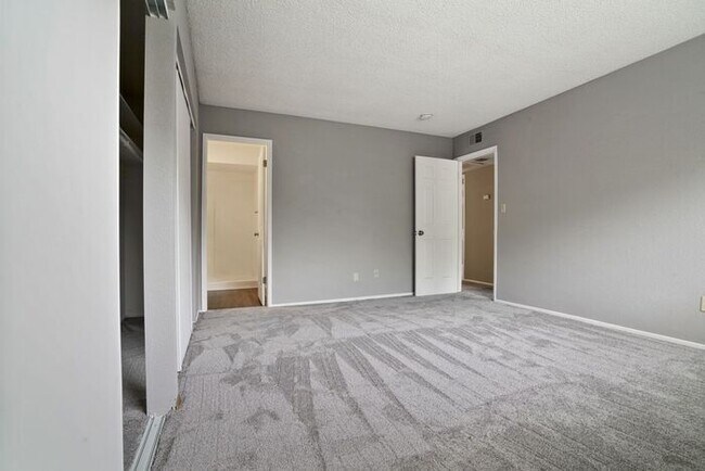 Building Photo - Beautiful duplex locate in Sacramento!