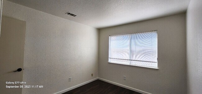 Building Photo - Beautiful & Unique 3 Bed 2 Bath Home w/Cus...