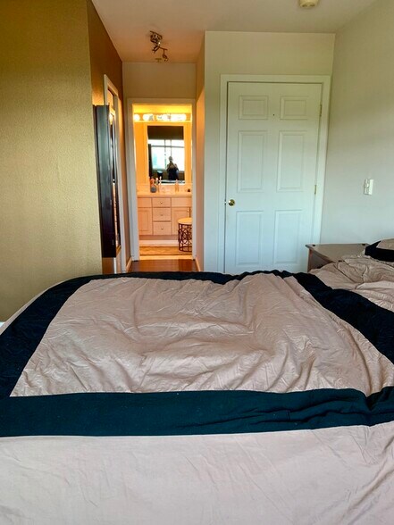 Master Bedroom - 15340 Macadam Rd S