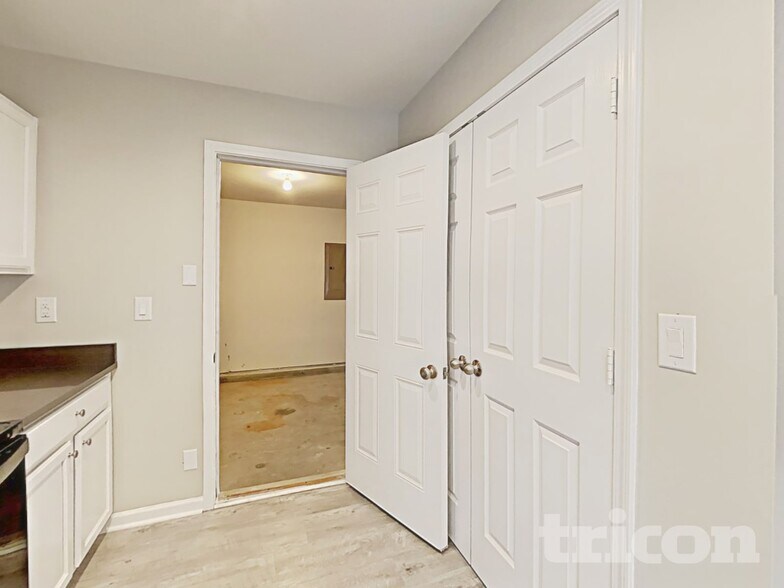 Building Photo - 1131 Delander Ln
