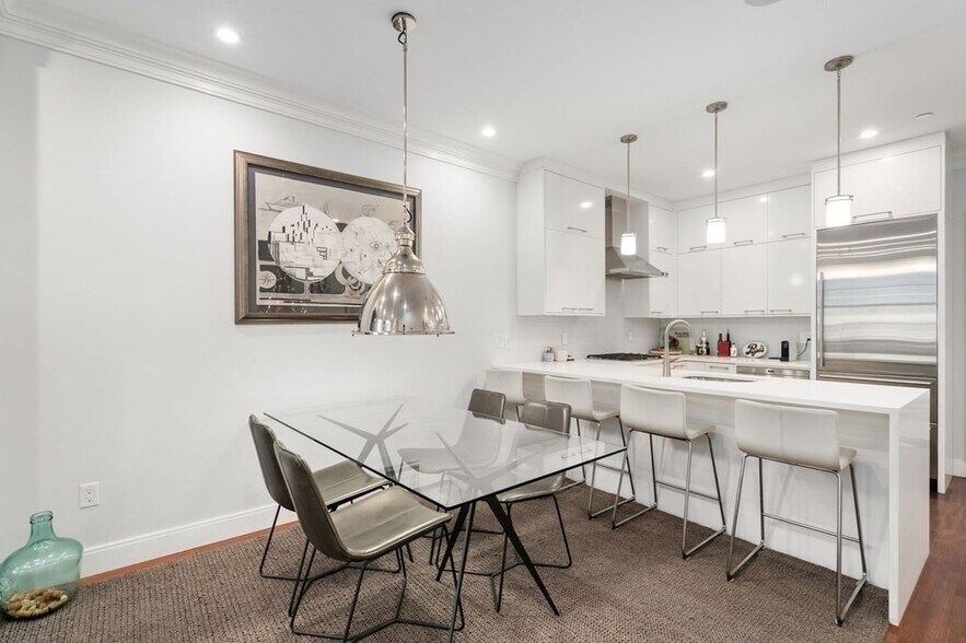 Building Photo - 52 Melrose St