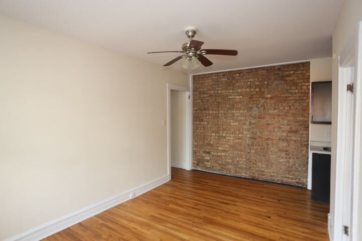 Building Photo - 958 W Cornelia Ave