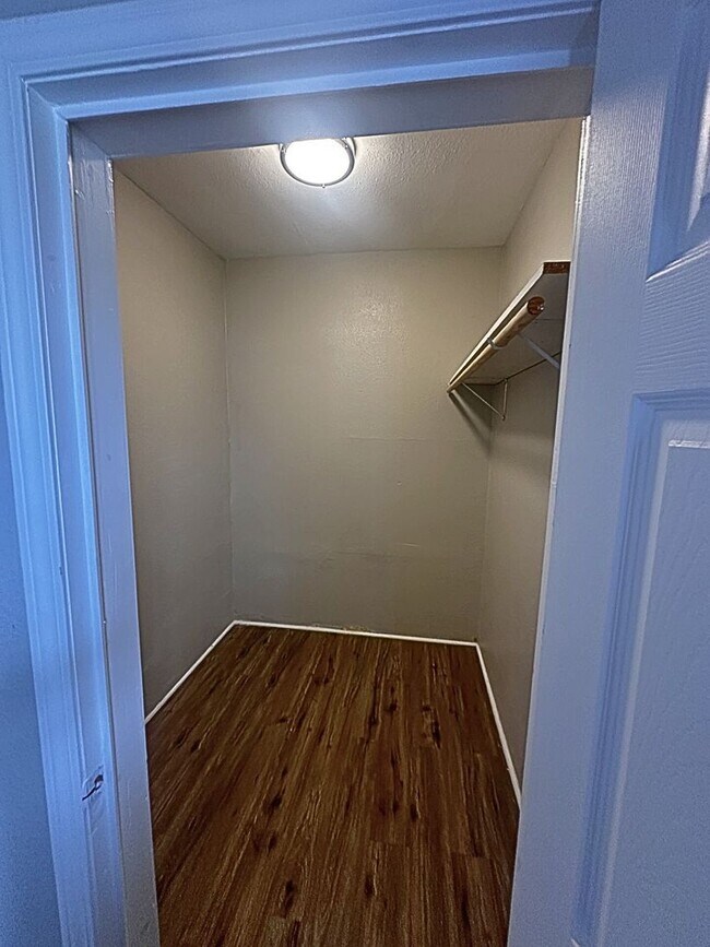 Building Photo - Charming Home