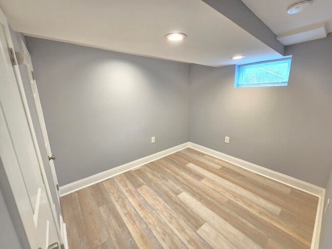 Building Photo - Beautiful 4 Bedroom 2 Bathroom East Baltim...