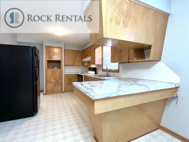 Building Photo - Beautifully Updated 4 Bed 2 Bath in South Hutchinson