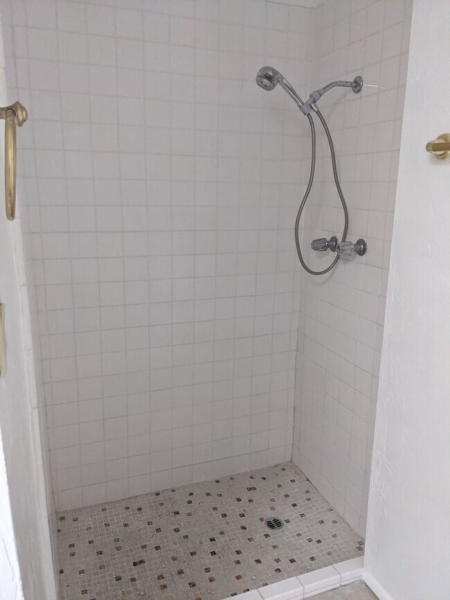 Building Photo - East Side Rental
